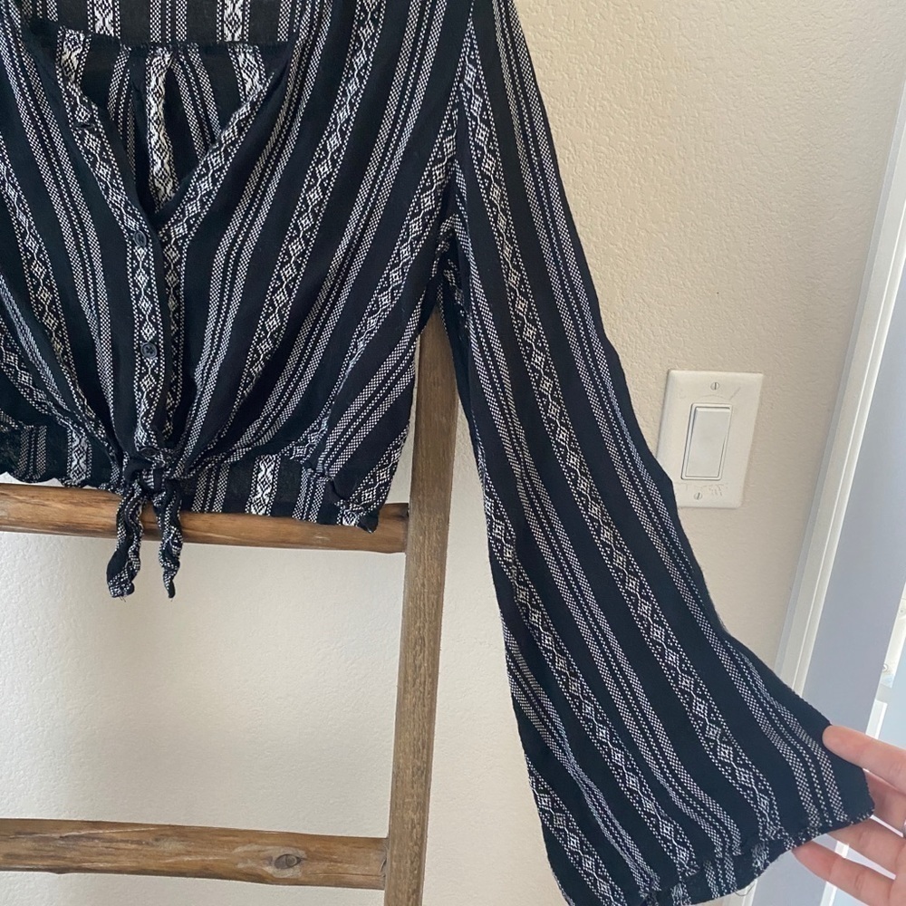 Cropped flowy sleeves black top - Picture 3 of 4